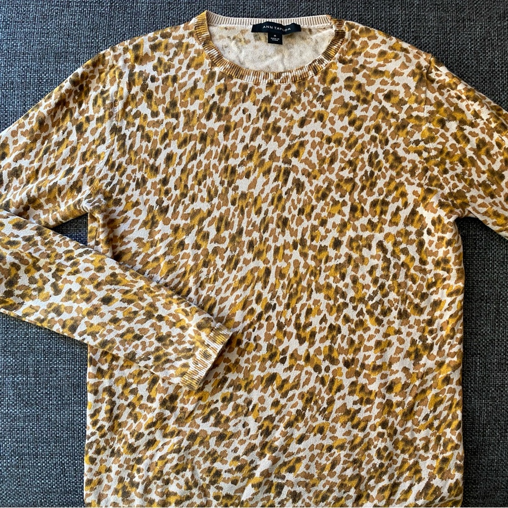 🐆 Ann Taylor Lightweight Crewneck Leopard Print Sweater, Women's M - Picture 2 of 7